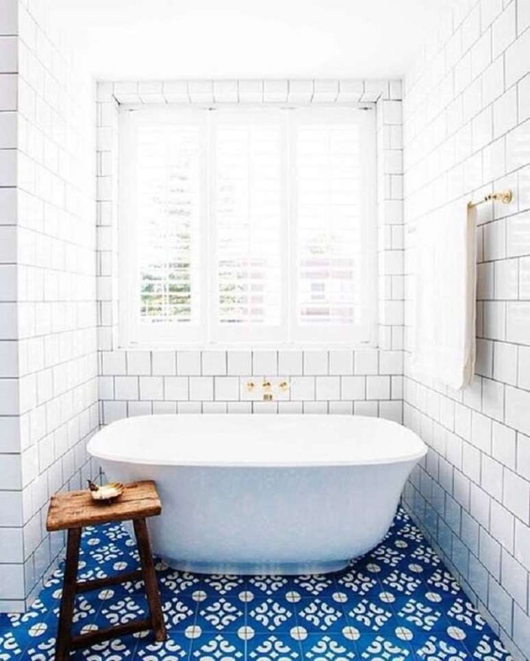 58- No banheiro pequeno decorado, a banheira fica em área recuada. Fonte: Pinterest