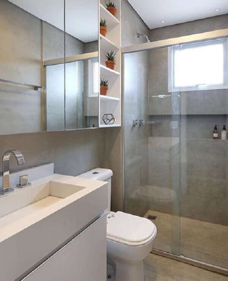 7- Como decorar banheiro pequeno precisa de planejamento você pode utilizar nos cantos da parede os nichos e as prateleiras. Fonte: Viajando no Apê