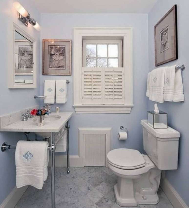 10- O banheiro pequeno decorado tem bancada em granito e pés cromados. Fonte: Blog Montacasa