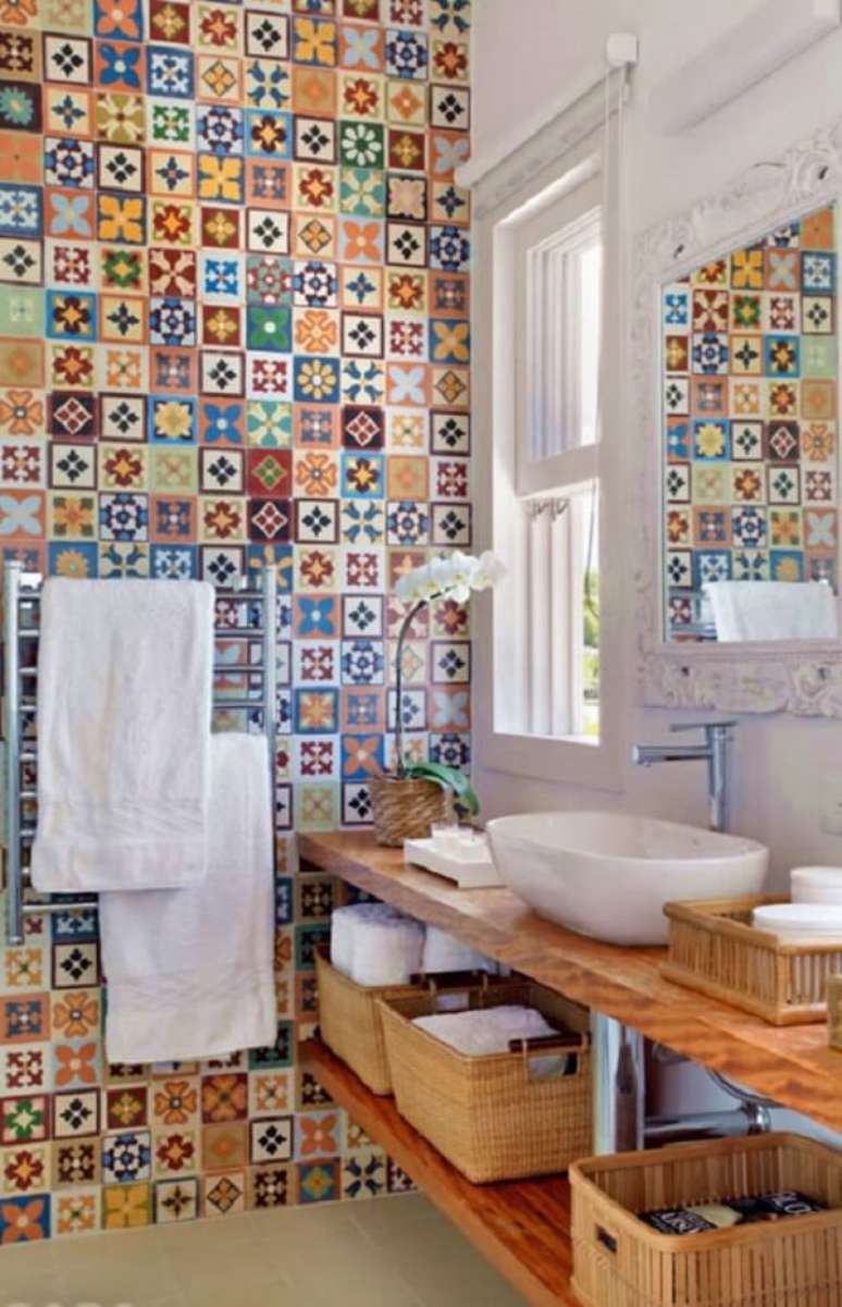 11- O banheiro pequeno decorado tem adesivo imitando azulejos portugueses e bancada de madeira em tom natural. Fonte: Esposas Online