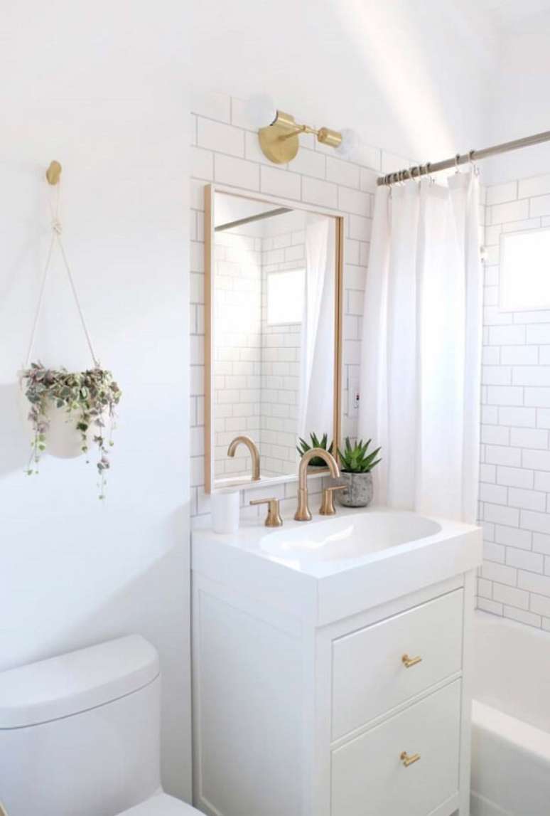 15- O banheiro pequeno decorado em estilo clean tem armário sob a pia. Fonte: Ideias Decor