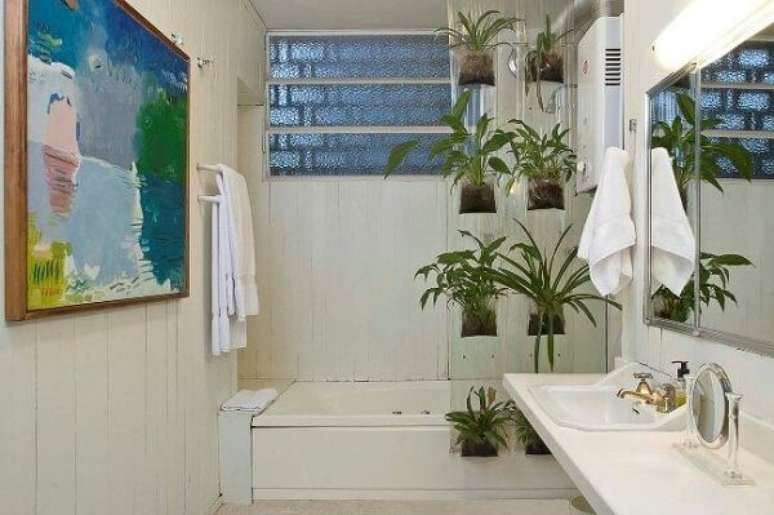 16- No banheiro pequeno decorado, as plantas formam um jardim vertical. Fonte: Casa e Festa
