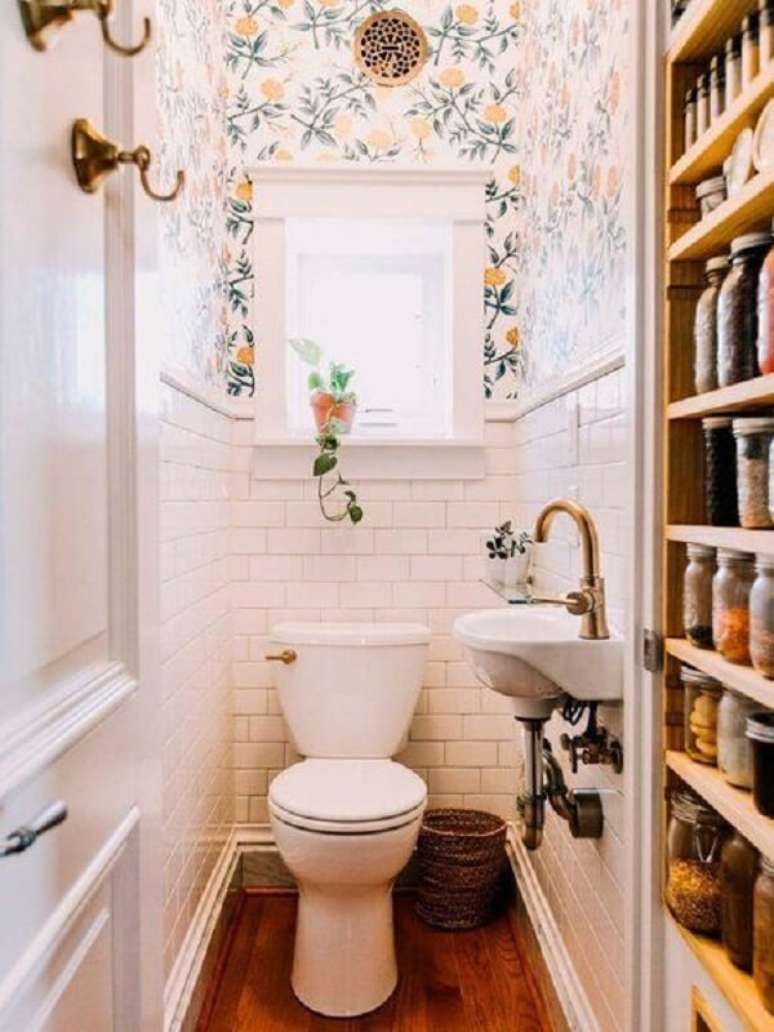 18- Na decoração de banheiro pequeno, o papel de parede ganha destaque. Fonte: Pinterest