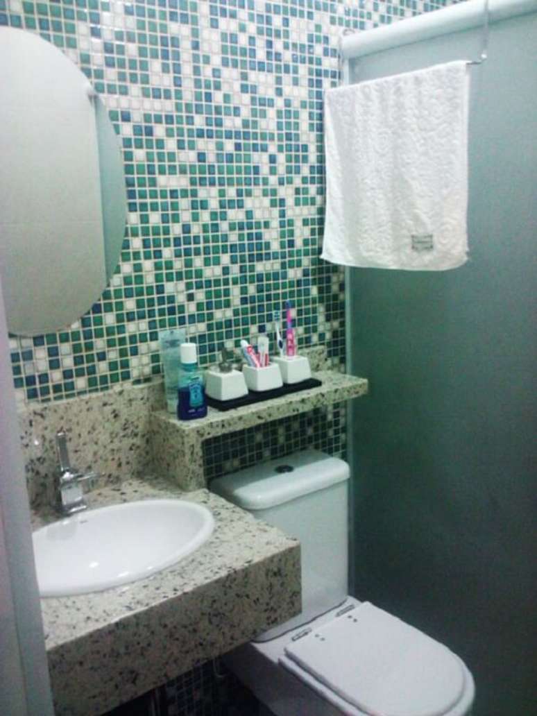 21- O banheiro pequeno decorado tem bancada de granito com prateleira sobre o vaso sanitário. Fonte: Dcorevocê