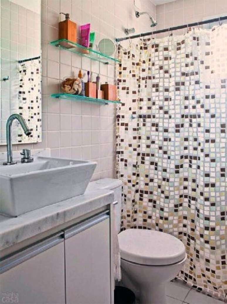 23- O banheiro pequeno decorado tem cortina de box imitando pastilhas. Fonte: DcoreVocê