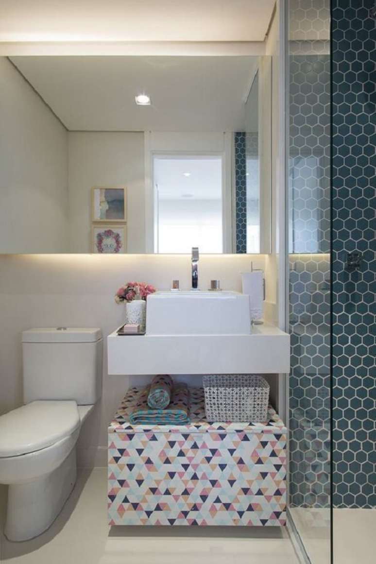 31- O banheiro pequeno decorado com o baú acomoda as roupas sujas. Fonte: Viajando no Apê