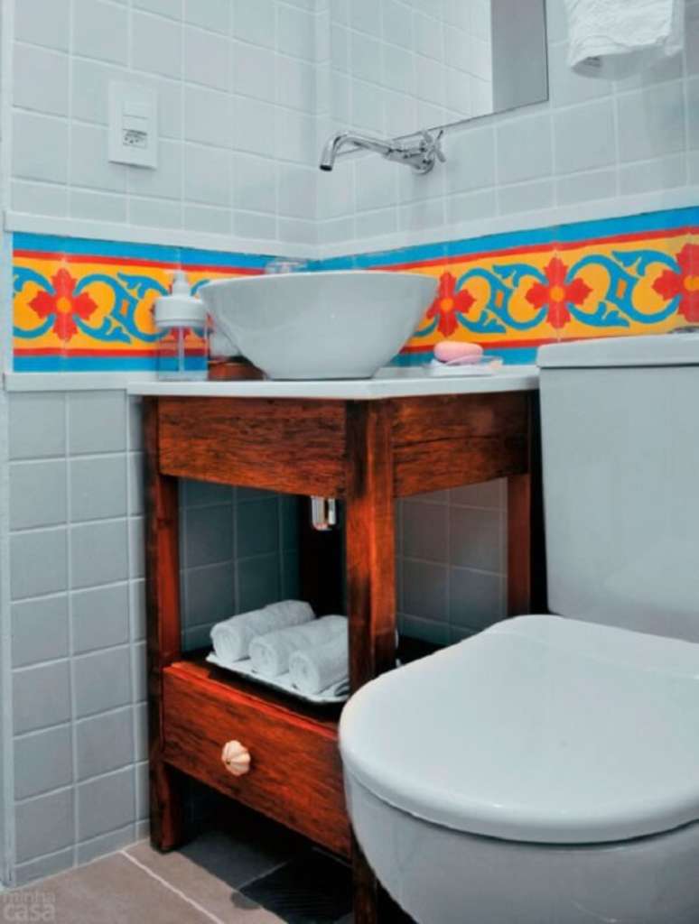 33- Na decoração de banheiro pequeno, a faixa colorida realça a cor das louças e revestimentos. Fonte: Minha Casa