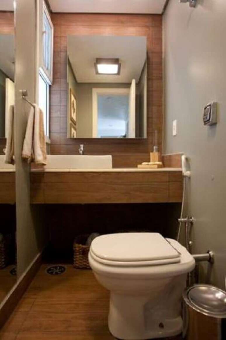 35- No banheiro pequeno decorado, o espelho na parede aumenta a sensação de amplitude. Fonte: Decoralternativa