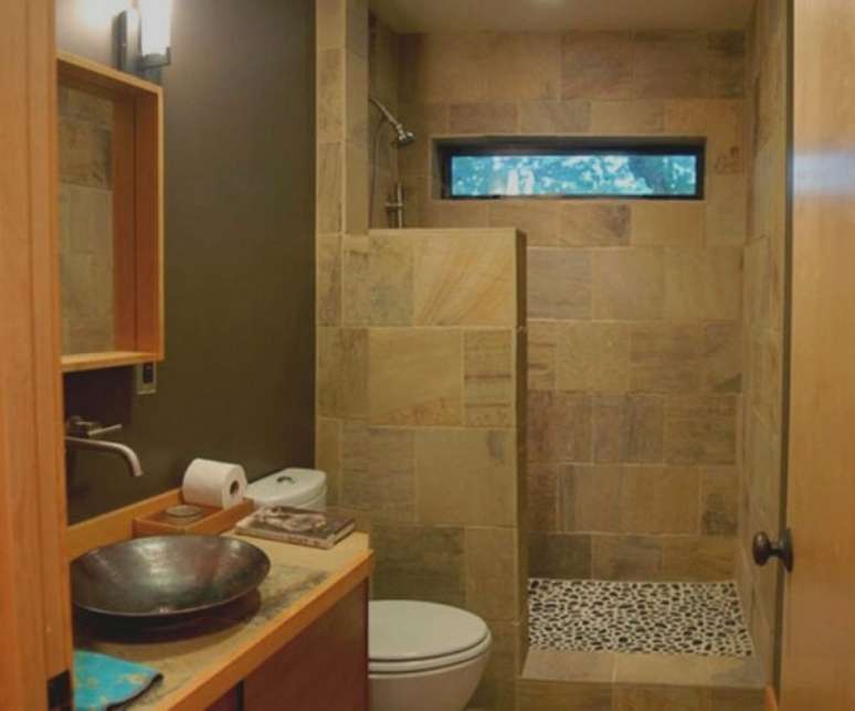 37- No banheiro pequeno decorado, o piso do box tem pedras redondas. Fonte: ConstruindoDecor