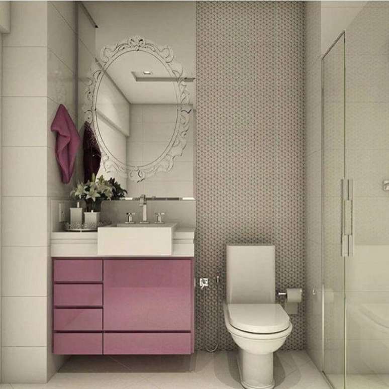 45- O banheiro decorado pequeno tem espelho trabalhado na parede do lavatório. Fonte: Marcela Mesquita Interiores