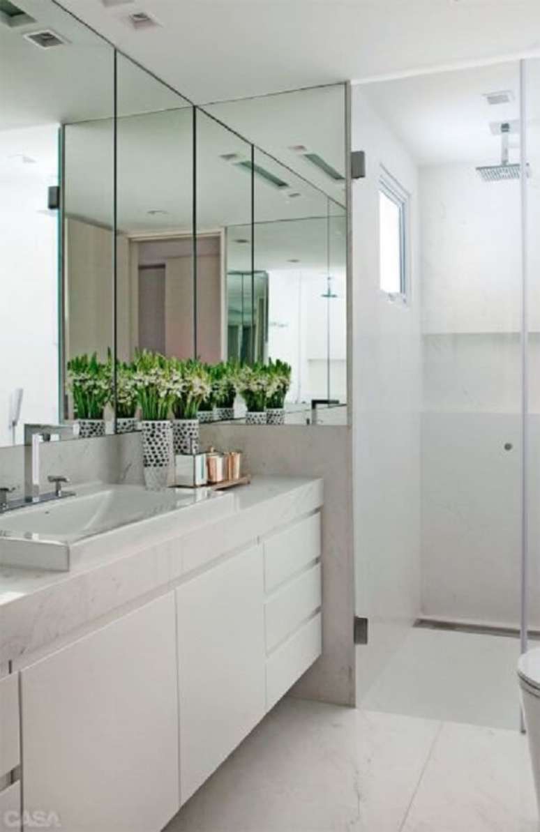 46- A parede do banheiro pequeno decorado teme espelhos em toda a sua extensão. Fonte: Casa e Construção