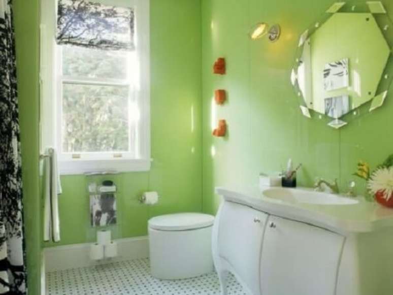 48- No banheiro decorado pequeno, as louças e armários são brancos e contrastam com a parede pintada de verde. Fonte: Doce Obra