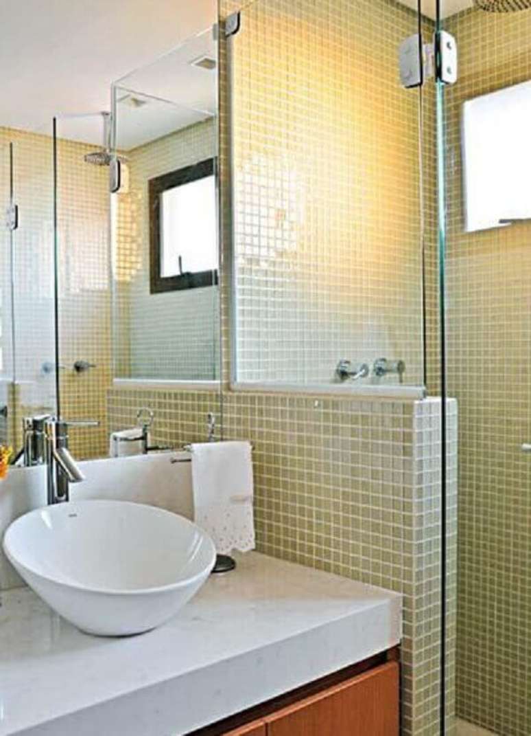 1- O banheiro pequeno decorado com pastilhas no box e espelho grande cria uma sensação de amplitude. Fonte: Viajando no Apê