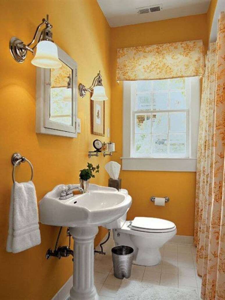 55- O banheiro pequeno decorado em estilo retro tem como cor predominante o amarelo. Fonte: Canal da Decoração