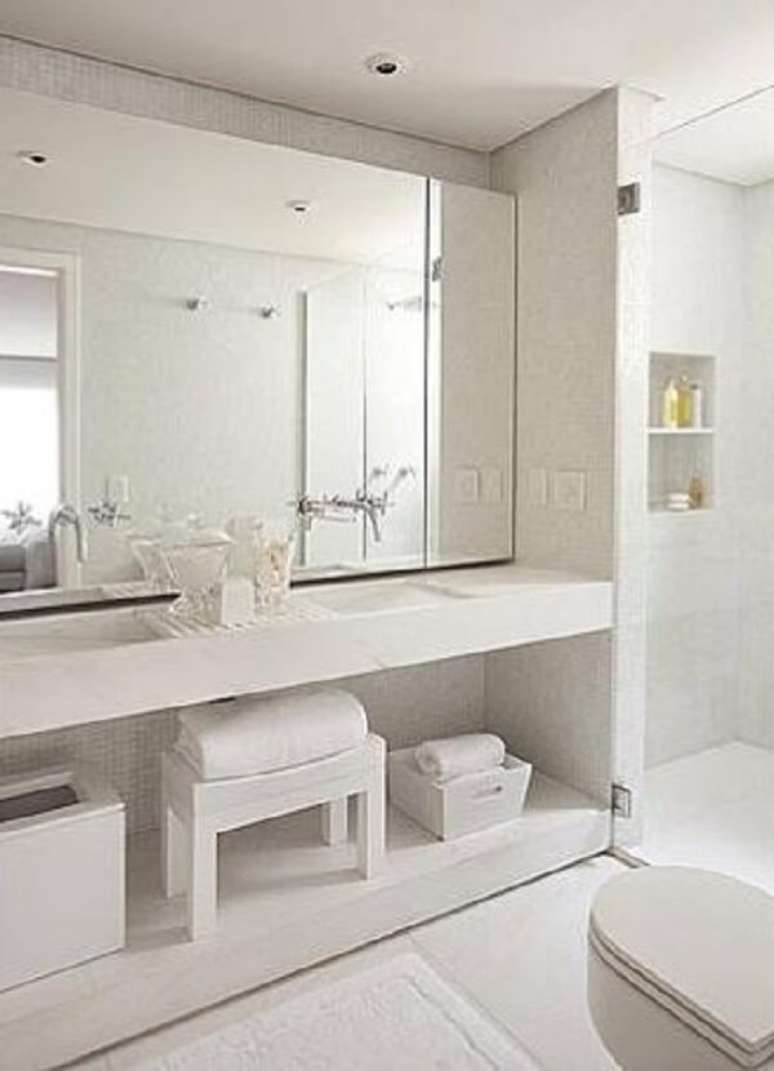 62- No banheiro pequeno decorado em estilo clean, todos os objetos, louças, roupas e acessórios utilizam a cor branca. Fonte: ConstruindoDecor