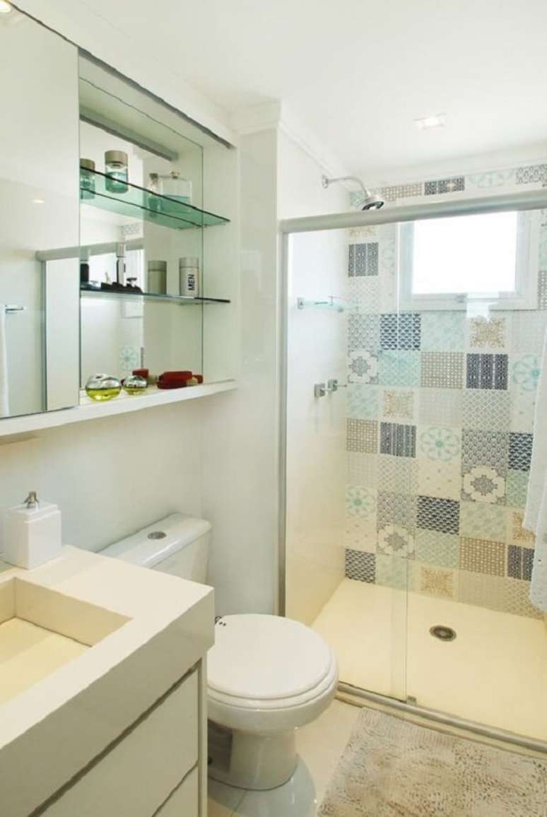 64- O revestimento do banheiro pequeno decorado imita retalhos de tecidos. Fonte: Viajando no Apê