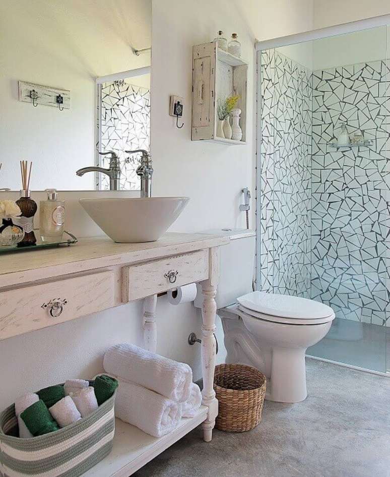 3- No banheiro pequeno decorado, os móveis de pátina ganham destaque. Fonte: Blog de Decoração Casa Decorado