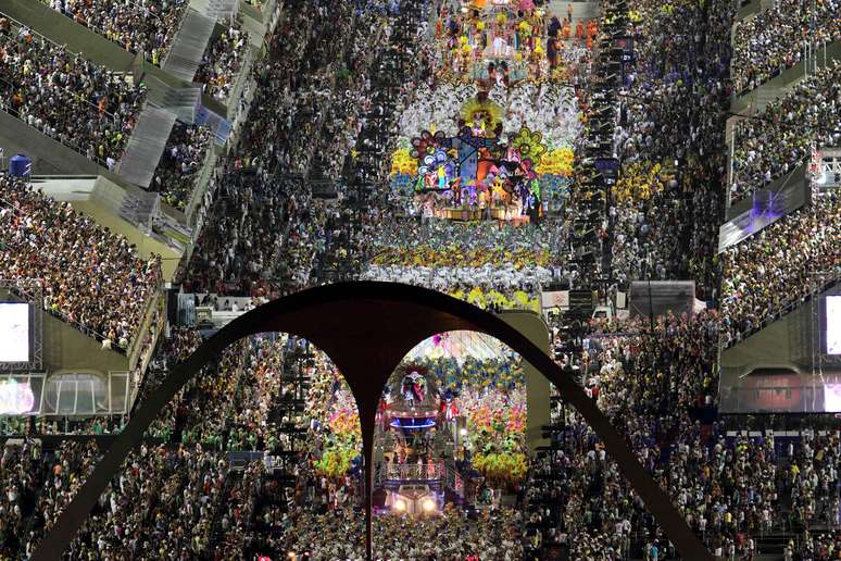 Vista geral dos desfiles no primeiro dia de apresentações do Grupo Especial do Carnaval do Rio de Janeiro, no sambódromo da Marques de Sapucaí, no centro da cidade. (2012)