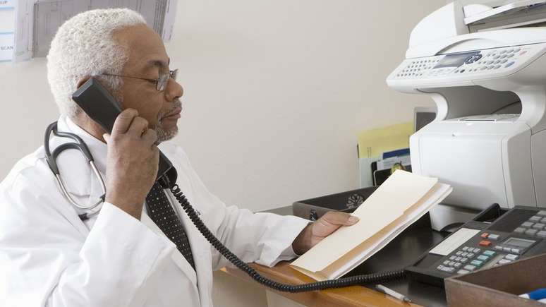 No setor médico, profissionais usam o fax para proteger dados dos pacientes