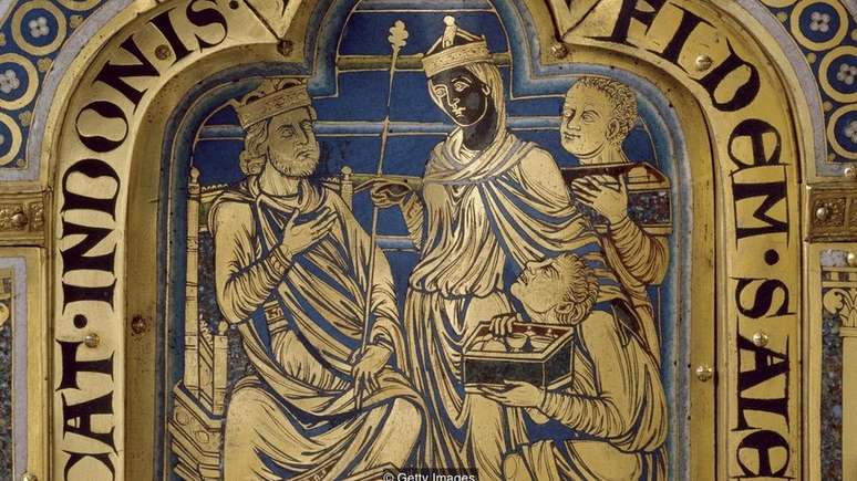 O altar feito no século 12 por Nicolas de Verdun mostra uma rainha negra de Sheba trazendo presentes ao rei Salomão