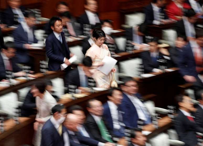 Parlamentares japoneses da oposição exigiram várias vezes a renúncia do ministro Yoshitaka Sakurada