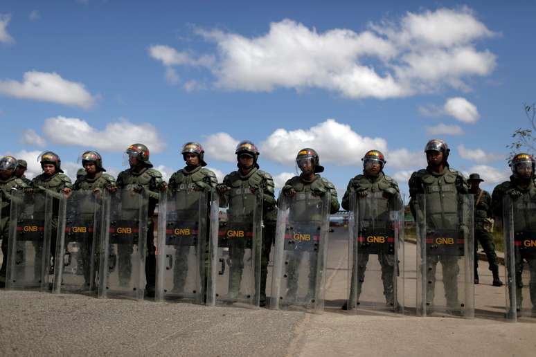 Membros da Guarda Nacional venezuelana bloqueia via na fronteira entre Brasil e a Venezuela
22/02/2019
REUTERS/Ricardo Moraes