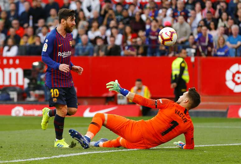 Messi faz seu terceiro gol do Barcelona contra o Sevilla