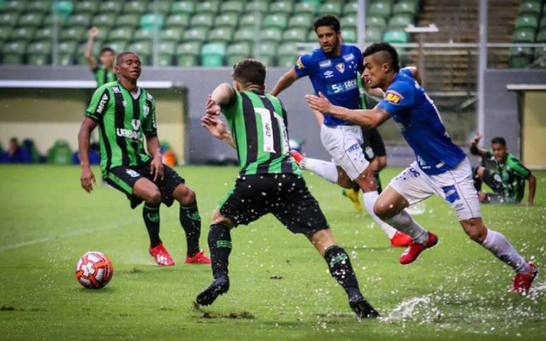 O empate com o Coelho, no último domingo, fez a Raposa cair para a terceira posição no campeonato, atrás do líder Galo e do próprio América-MG- Dudu Macedo/Fotoarena