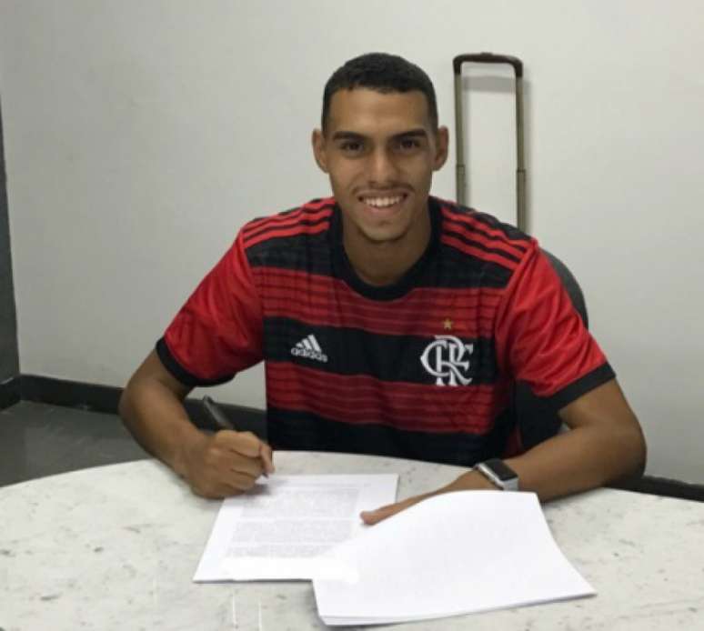 Matheuzinho assinou contrato com o Flamengo neste sábado (Reprodução: Redes Sociais)