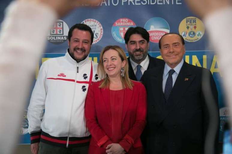 Salvini com Giorgia Meloni e Silvio Berlusconi, seus aliados na direita, e o candidato Christian Solinas (ao fundo)