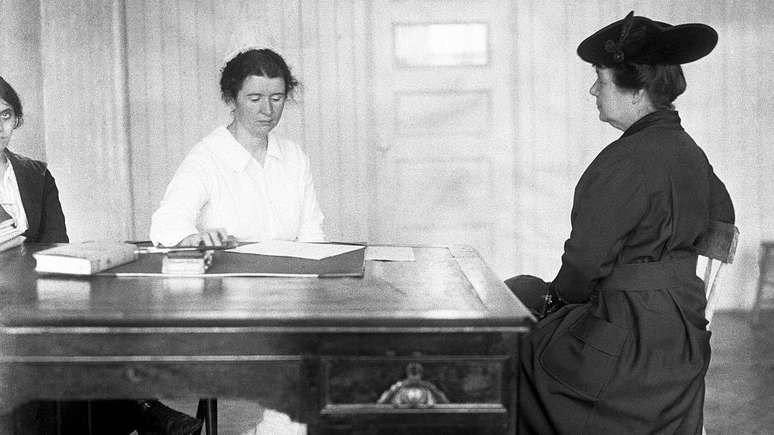 Ethel Byrne, irmã de Margaret Sanger, atende mulher em clínica criada pela ativista