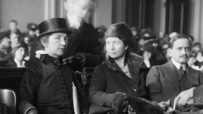 Margaret Sanger e sua irmã Ethel Byrne no tribunal