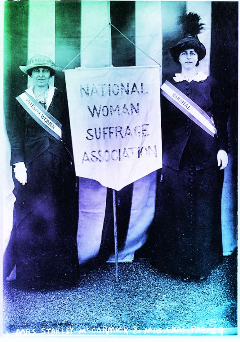 À esquerda, Katharine McCormick na campanha pelo direito das mulheres ao voto