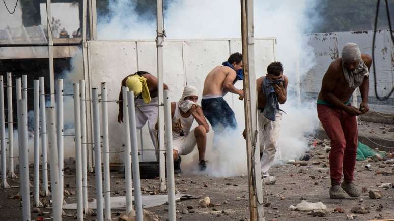 Manifestantes foram dispersados com balas de borracha e bombas de gás lacrimogênio