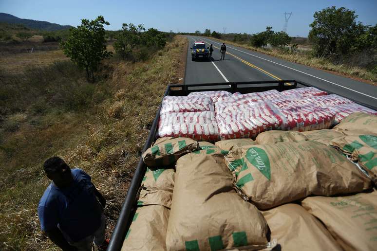 Caminhão com suprimentos na fronteira entre Brasil e Venezuela