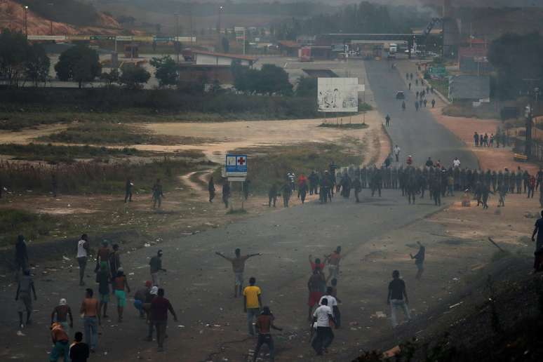 Duas pessoas morreram no sábado em um protesto em Santa Elena de Uairén, a cidade venezuelana na fronteira com o Brasil