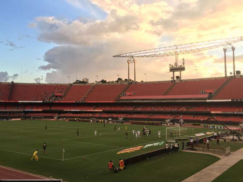 Público foi pequeno no Morumbi: arquibancada vermelha nem foi aberta - FOTO: Fellipe Lucena