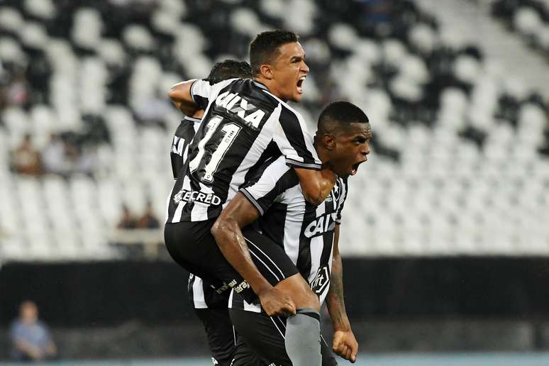 Botafogo empatou o jogo com gol de Marcelo Benevenuto, que deixou o placar em 1 a 1