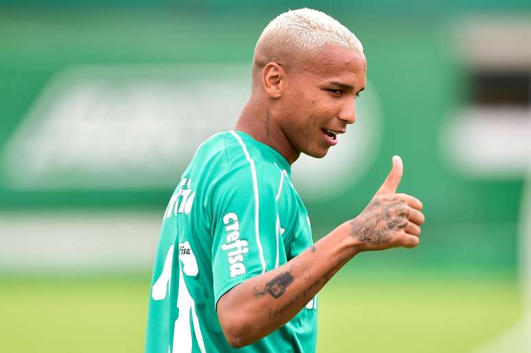 Deyverson, jogador do Palmeiras, durante treino na Academia de Futebol da Barra Funda, na Zona Oeste da capital paulista