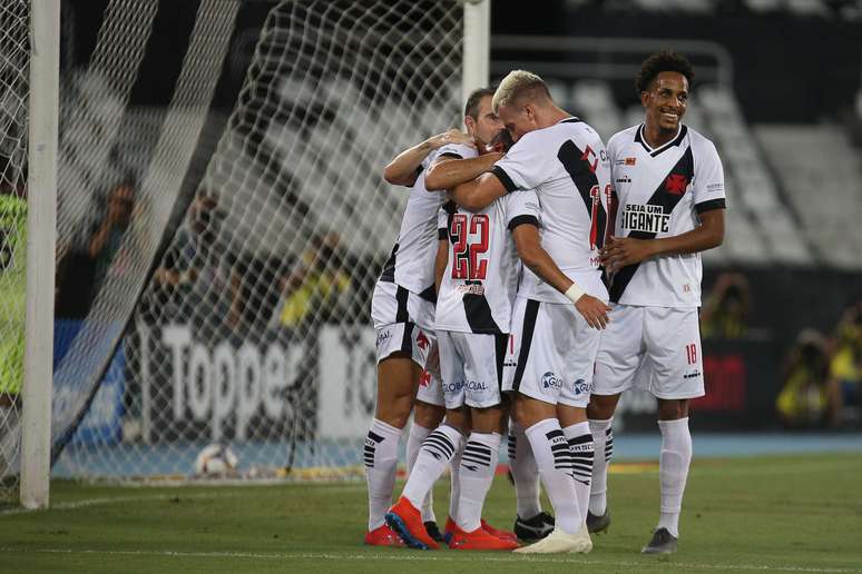 Jogadores do Vasco comemoram o gol de Yago Pikachu