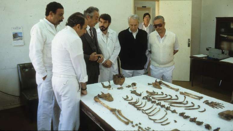 Especialistas brasileiros, liderados por Daniel Romero Mu&ntilde;oz (de barba, ao centro) e Wilmes Roberto G. Teixeira (de pul&ocirc;ver escuro), tamb&eacute;m participaram de investiga&ccedil;&atilde;o