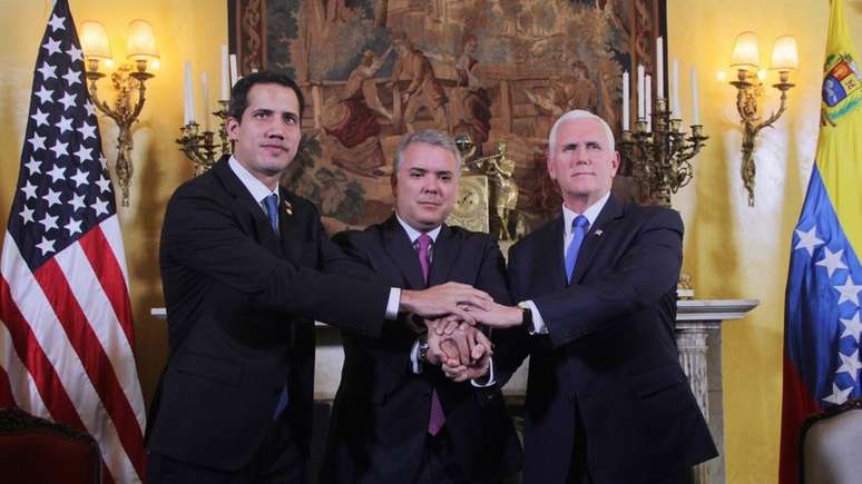 O venezuelano Juan Guaidó, o presidente colombiano Iván Duque Márquez e o vice-presidente dos EUA, Mike Pence, apertam mãos no encontro do Grupo de Lima