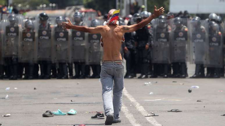 A polícia venezuelana impediu os carregamentos de ajuda humanitária de cruzar a Ponte Internacional Simón Bolívar