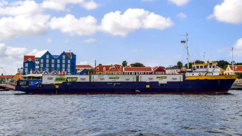 Navio de suprimentos que seguiria para a Venezuela foi forçado a atracar na ilha de Curaçao