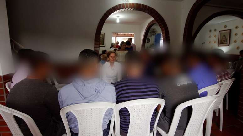 A BBC News conversou com desertores venezuelanos que estão abrigados em uma igreja na Colômbia