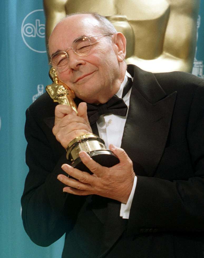 Stanley Donen, diretor de "Cantando na Chuva", segura sua estatueta do Oscar 
23/03/1998
PBEAHUMAPAF