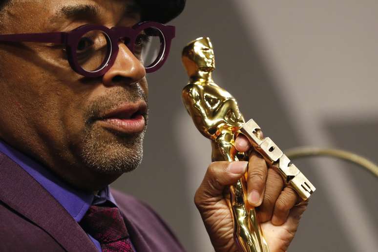 Spike Lee, com a estatueta por melhor roteiro adaptado 24/2/2019 REUTERS/Mario Anzuoni
