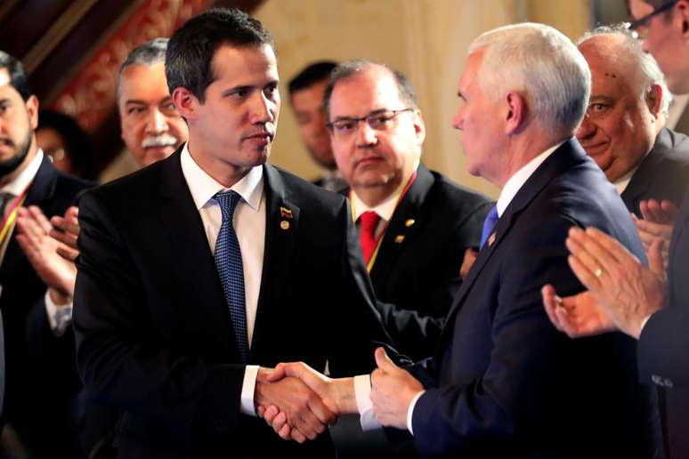 Autoproclamado presidente interino da Venezuela, Juan Guaid&oacute;, cumprimenta vice-presidente dos EUA, Mike Pence, em Bogot&aacute;
25/02/2019
REUTERS/Luisa Gonzalez