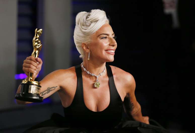 Lady Gaga com seu Oscar de Melhor Canção por Shallow, música de &#039;Nasce uma Estrela&#039;