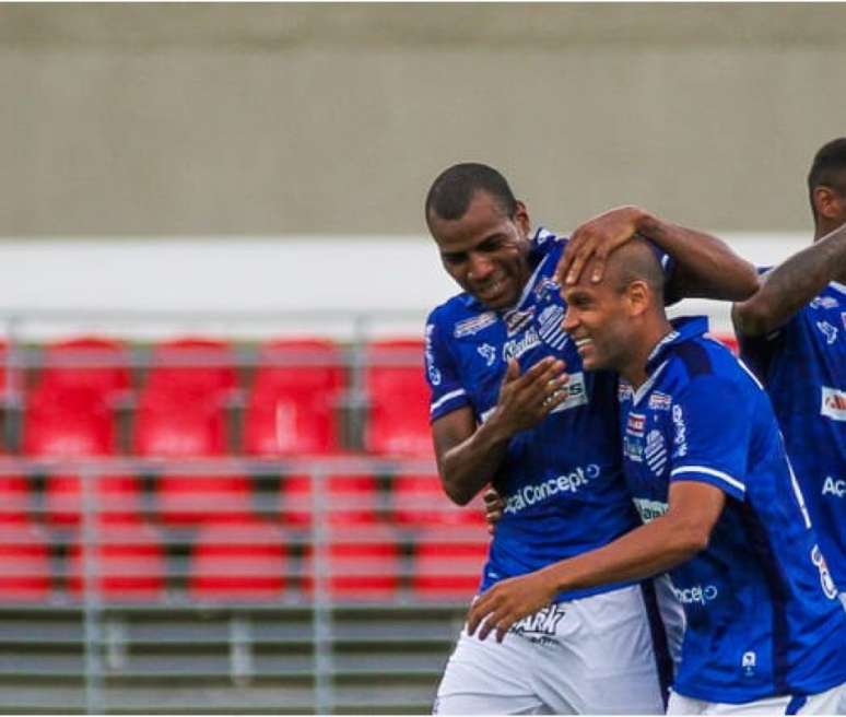 Carlinhos celebra com os companheiros (Divulgação)